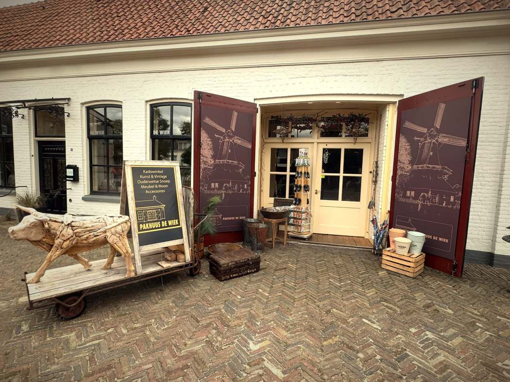 De winkel met open rode molendeuren aan de Dorpsstraat 10