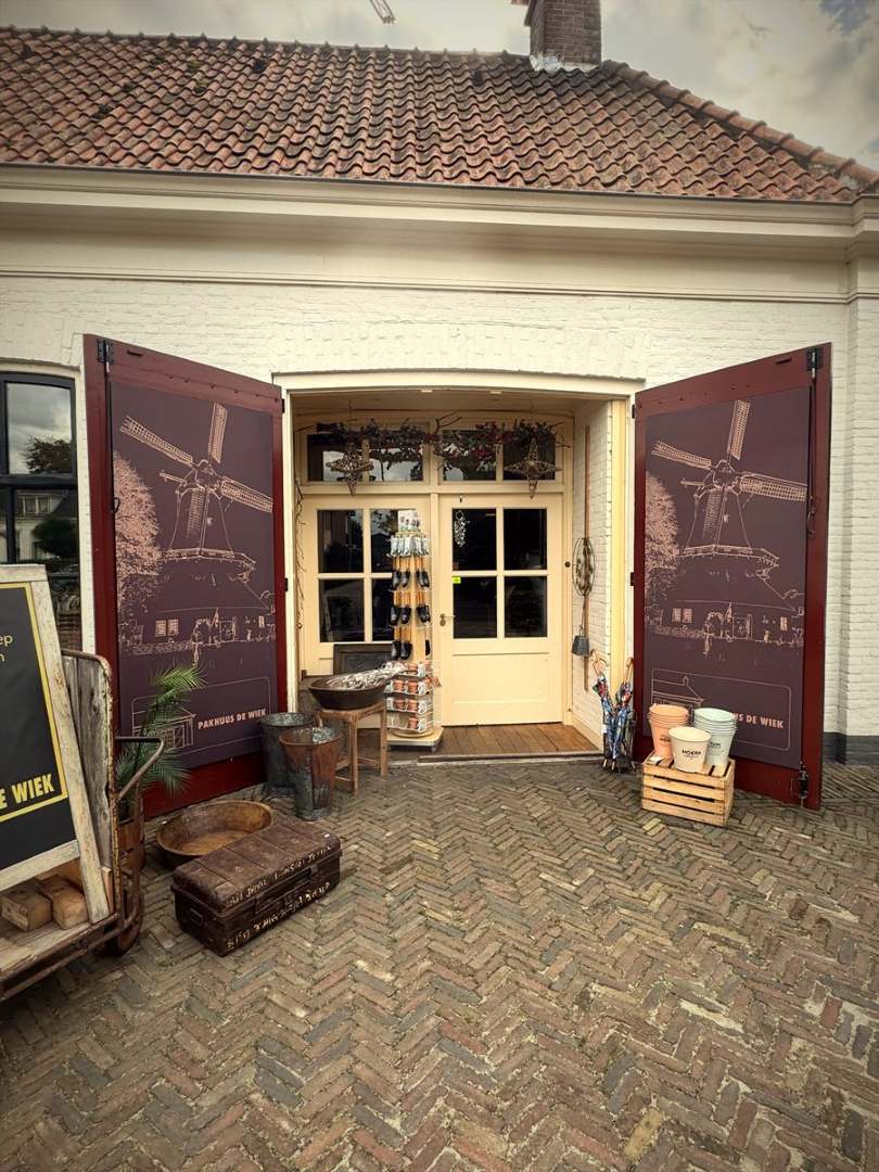 De ingang van de winkel met houten deuren