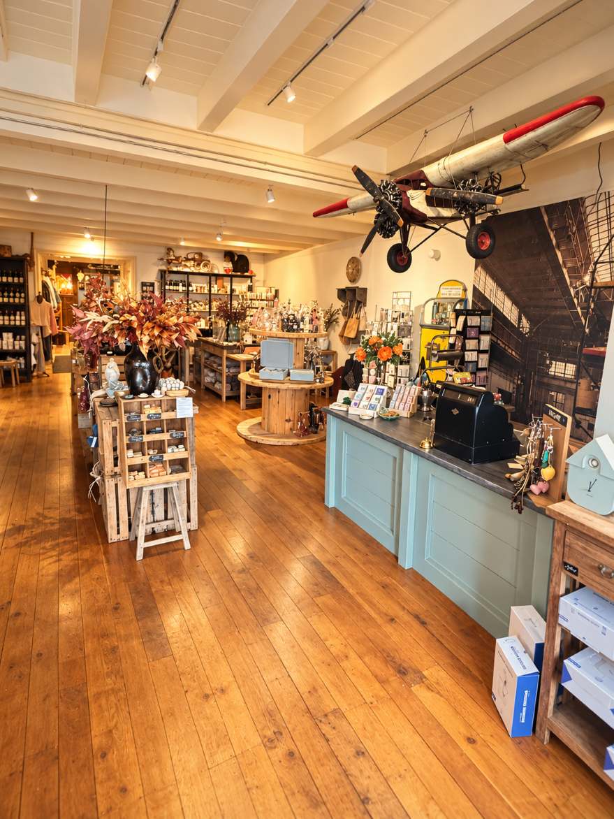 De winkel van binnen met een vliegtuig aan het plafond
